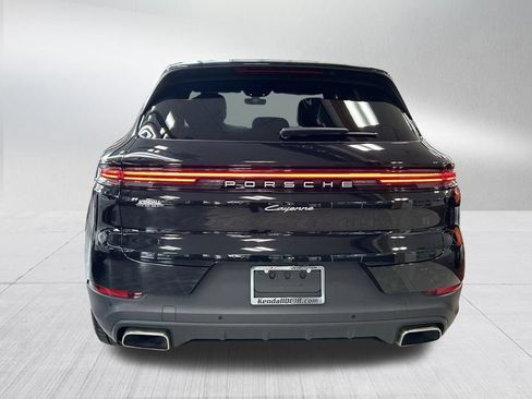 Used 2025 Porsche Cayenne AWD/4WD image 4