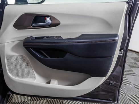 Used 2018 Chrysler Pacifica Touring-L image 48