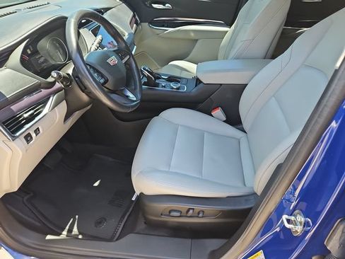Used 2023 Cadillac XT4 Luxury w/ Cold Weather Package FWD image 18