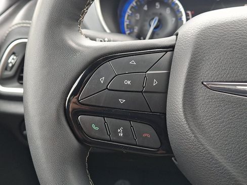 Used 2025 Chrysler Pacifica Limited FWD image 22