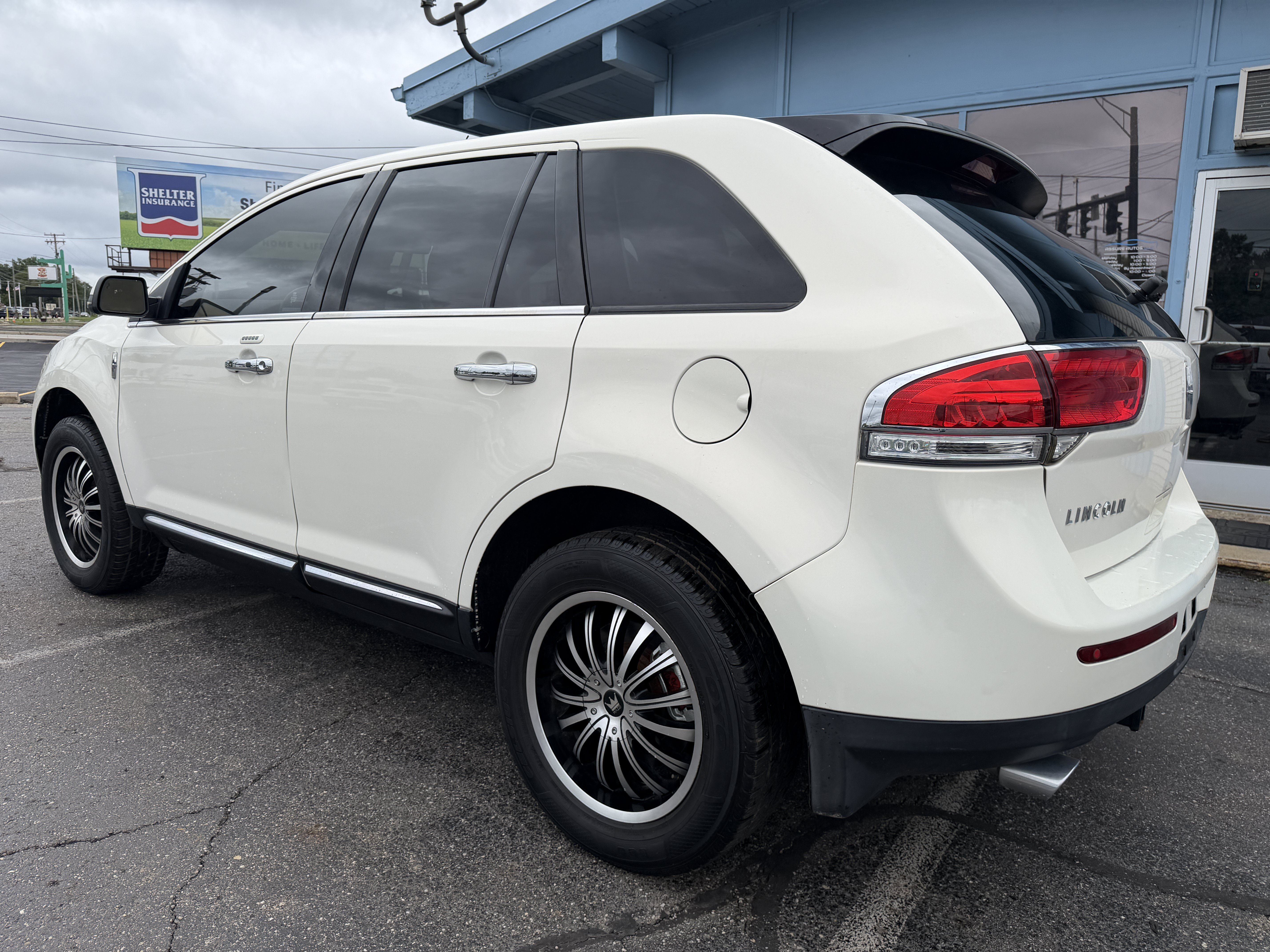 Used 2012 Lincoln MKX AWD image 3