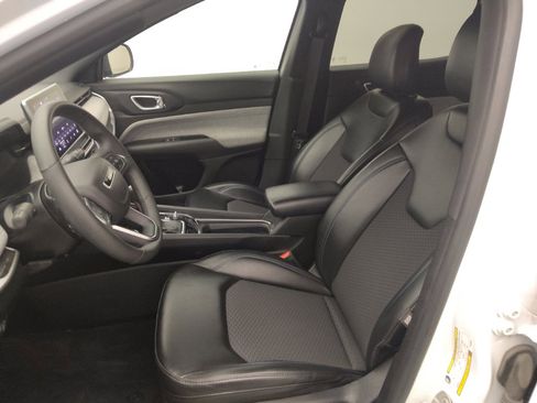 Used 2023 Jeep Compass Latitude AWD/4WD image 17