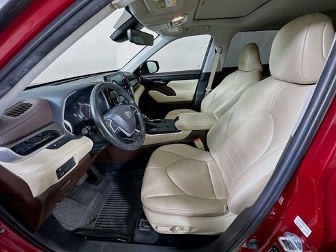 Used 2022 Toyota Highlander XLE FWD image 16