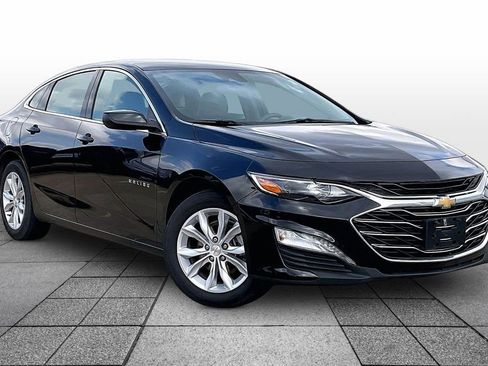Used 2025 Chevrolet Malibu LT image 2