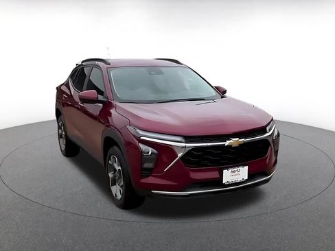 Used 2025 Chevrolet Trax LT w/ LT Convenience Package FWD image 8