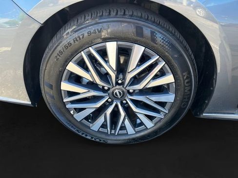 Used 2025 Nissan Altima 2.5 SV FWD image 11