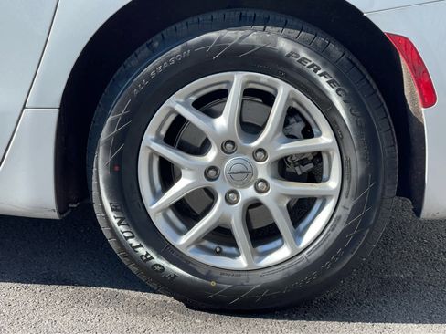 Used 2024 Chrysler Pacifica Touring-L image 9