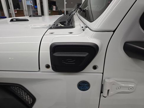 Used 2025 Jeep Wrangler Sport S image 14