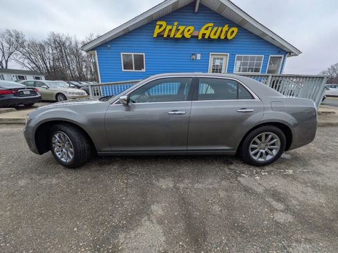 Used 2012 Chrysler 300 Limited RWD image 3