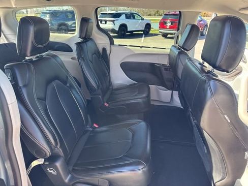 Used 2024 Chrysler Pacifica Touring-L FWD image 23