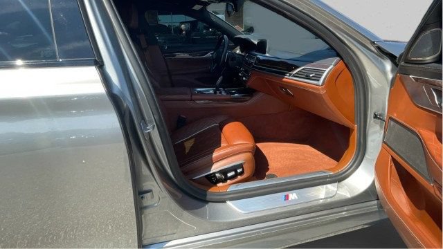 Used 2022 BMW 750i xDrive w/ Autobahn Package AWD/4WD image 16