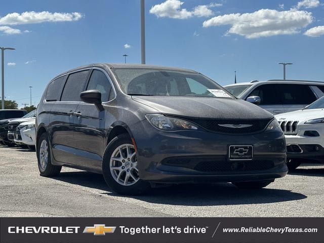 Used 2022 Chrysler Voyager LX FWD image 2