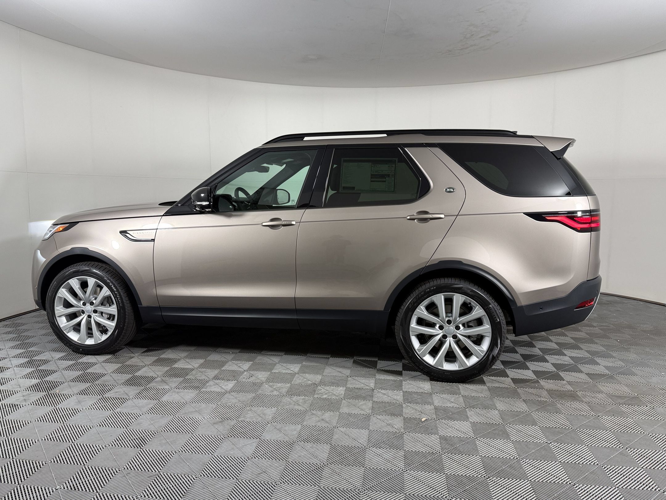 New 2026 Land Rover Discovery S AWD/4WD image 2