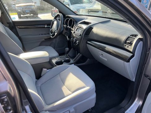 Used 2011 Kia Sorento LX image 11