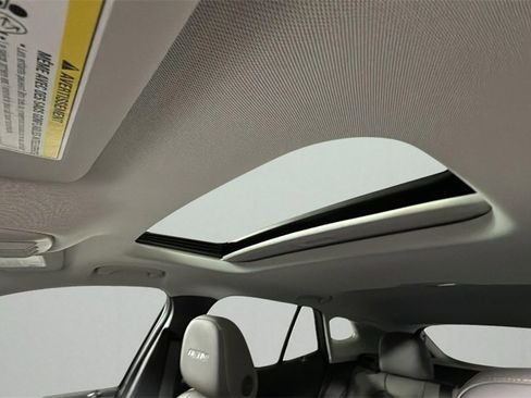 Used 2024 Chevrolet Trax ACTIV w/ Sunroof Package image 27