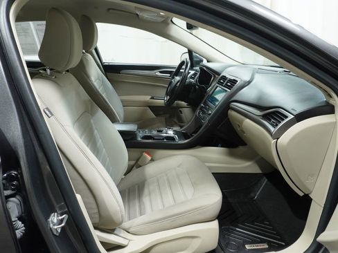 Used 2020 Ford Fusion SE image 11