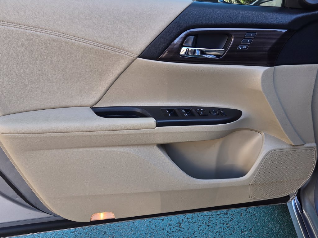 Used 2017 Honda Accord Touring image 11
