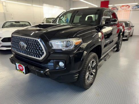 Used 2018 Toyota Tacoma TRD Sport image 2