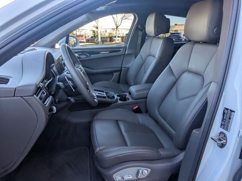 Certified 2025 Porsche Macan image 5