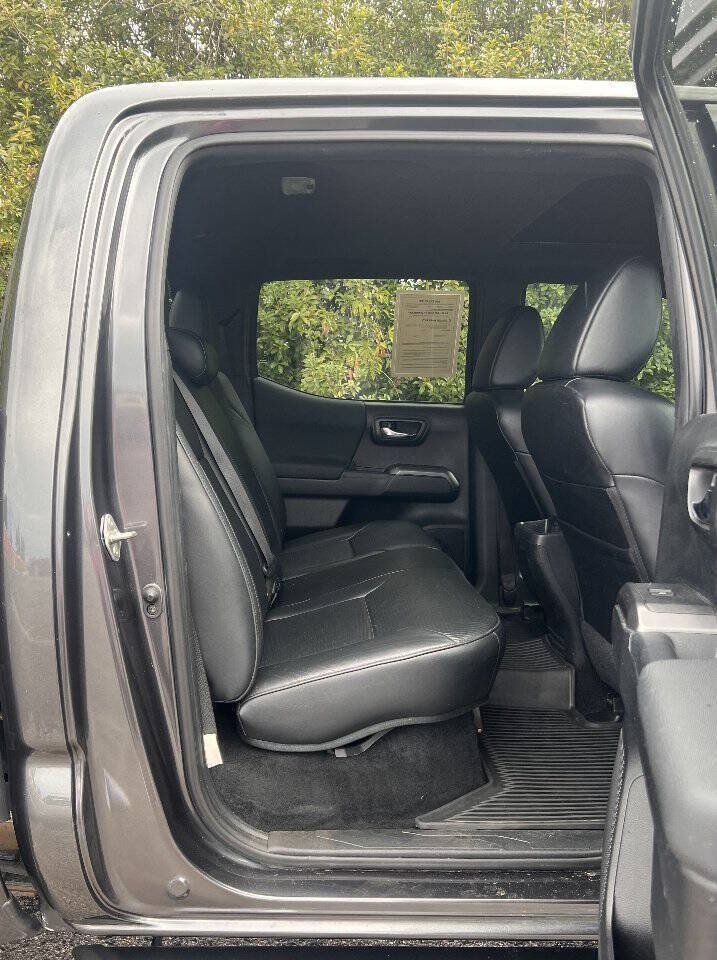Used 2018 Toyota Tacoma TRD Sport AWD/4WD image 19