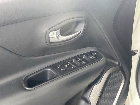 Used 2022 Jeep Renegade Latitude w/ Convenience Group image 18