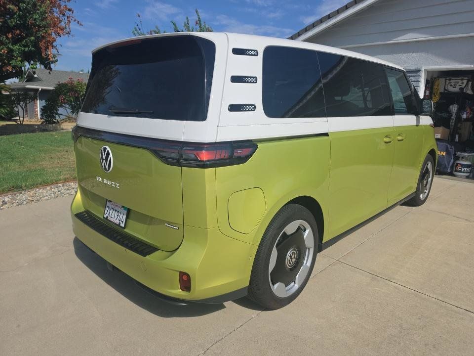 Certified 2025 Volkswagen ID. Buzz Pro S Plus AWD/4WD image 9