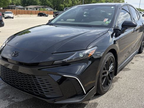 Used 2025 Toyota Camry SE w/ Convenience Package FWD image 5