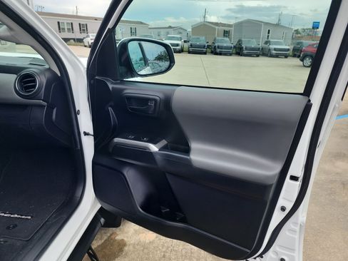 Used 2022 Toyota Tacoma SR5 RWD image 11