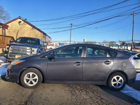 Used 2014 Toyota Prius Five image 2