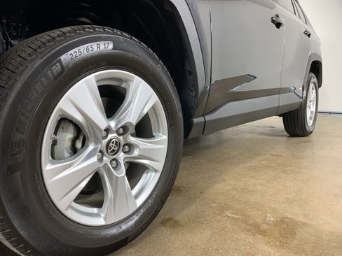 Used 2021 Toyota RAV4 LE AWD/4WD image 2