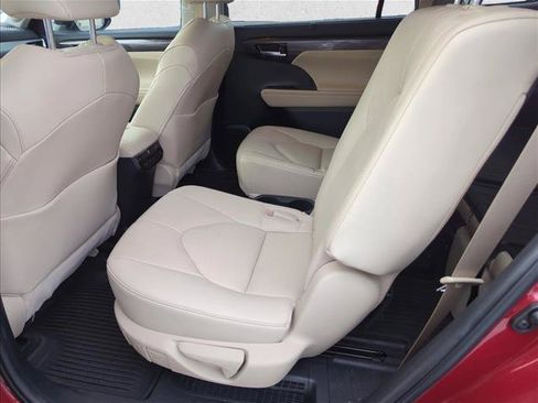Used 2023 Toyota Highlander Platinum FWD image 9