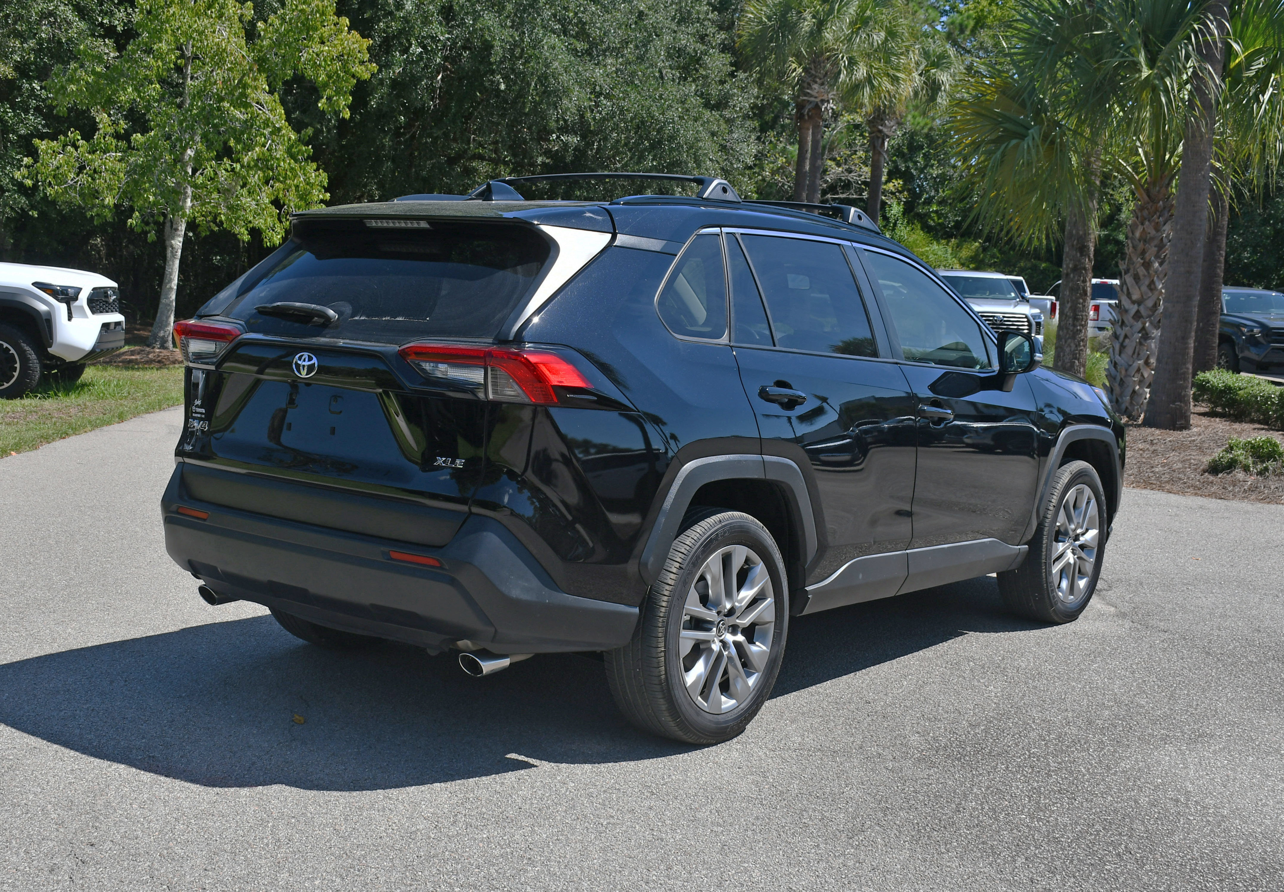 Used 2022 Toyota RAV4 XLE Premium FWD image 3