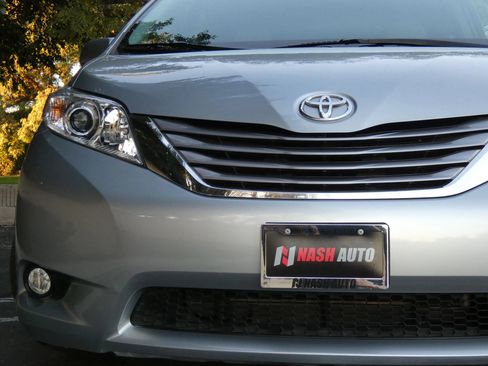 Used 2015 Toyota Sienna XLE image 18