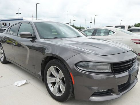 Used 2016 Dodge Charger SXT RWD image 3