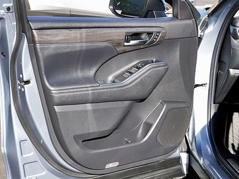 Used 2023 Toyota Highlander Platinum FWD image 25