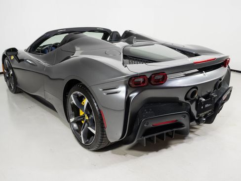Used 2022 Ferrari SF90 Spider image 9