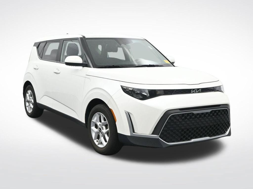 Used 2023 Kia Soul LX w/ Option Group 015 FWD image 3