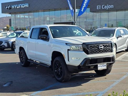 Used 2023 Nissan Frontier SV w/ Midnight Edition Package image 4