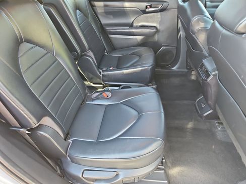 Used 2022 Toyota Highlander XLE FWD image 24
