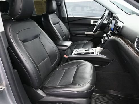Used 2022 Ford Explorer Limited w/ Equipment Group 301A AWD/4WD image 32