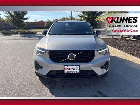 Used 2024 Volvo XC40 B5 Core image 4