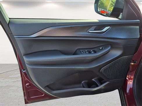 Used 2025 Jeep Grand Cherokee Altitude image 27