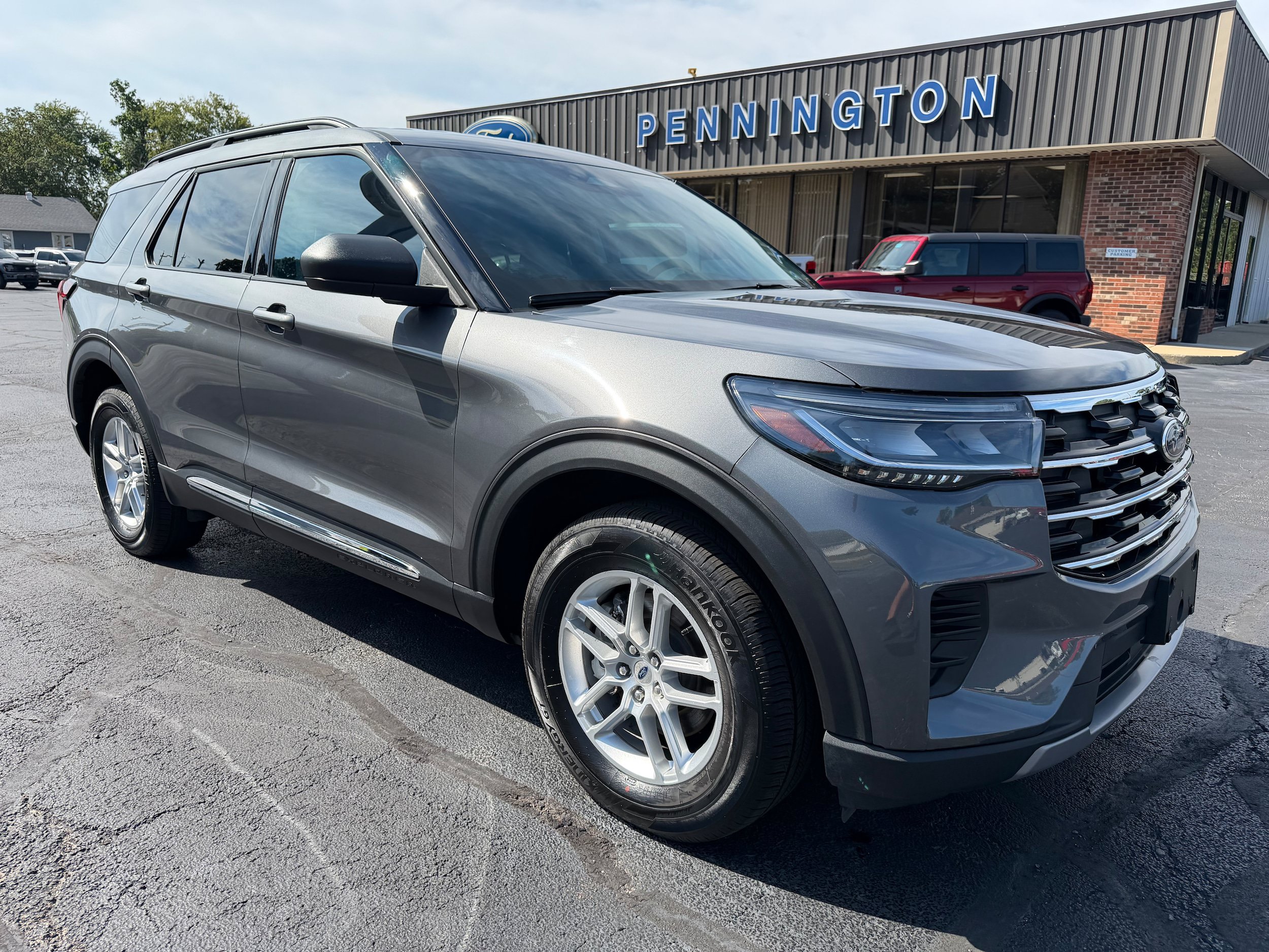 Used 2025 Ford Explorer Active AWD/4WD image 8