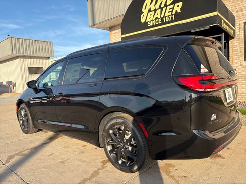 New 2026 Chrysler Pacifica Limited w/ Uconnect Theater Family Group image 12