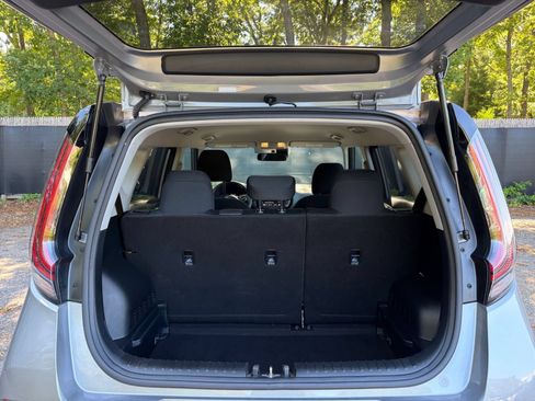 Used 2025 Kia Soul LX w/ LX Technology Package FWD image 29