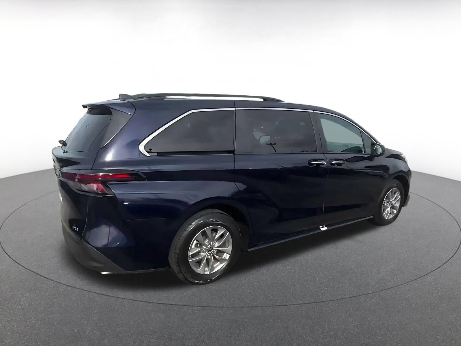 Used 2025 Toyota Sienna XLE FWD image 14