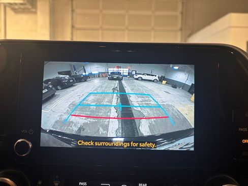 Used 2025 Toyota Highlander LE image 17