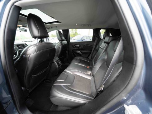 Used 2019 Jeep Cherokee Latitude Plus w/ Cold Weather Group AWD/4WD image 23