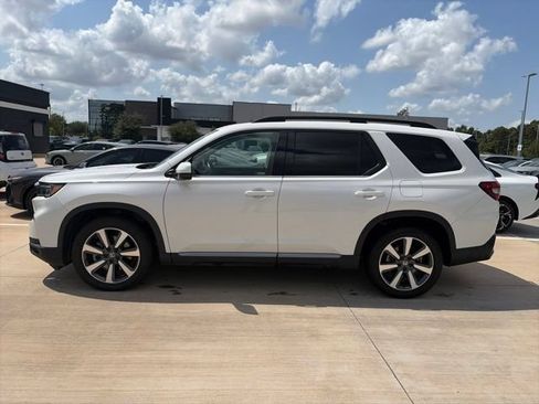 Used 2025 Honda Pilot Touring image 2