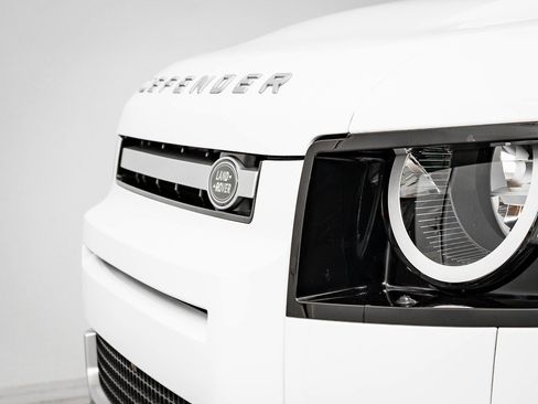 Used 2023 Land Rover Defender 90 S image 3